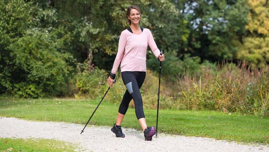 žena je zaneprázdnená chôdzou, aby zabránila bolestiam chrbta