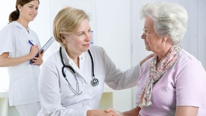 Lekár dáva pacientovi odporúčania na liečbu artrózy